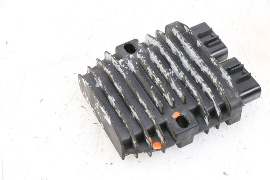 photo de REGULATOR ŁADOWANIA PEUGEOT SATELIS 125 (2013 - 2018) - Zbliżenie techniczne