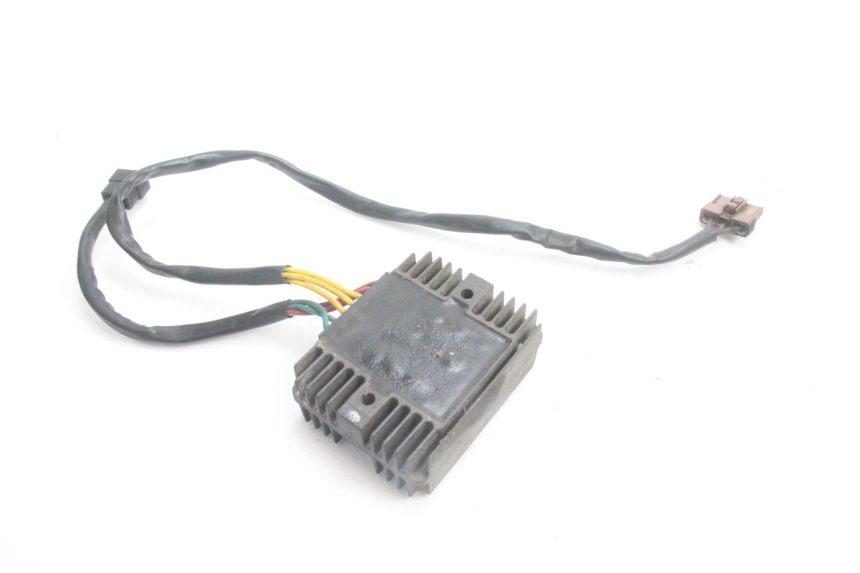 photo de REGULATOR ŁADOWANIA PEUGEOT SATELIS 125 (2006 - 2009) - Zbliżenie techniczne