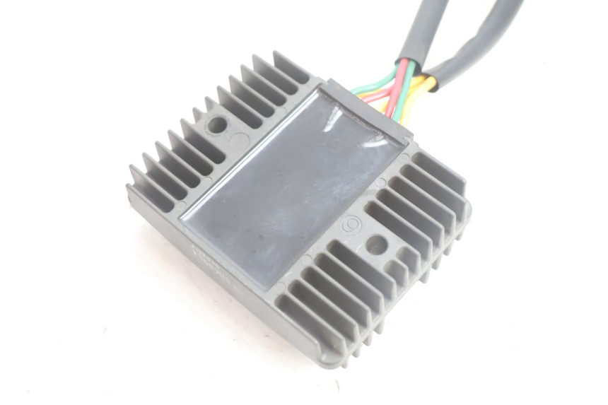 photo de REGULATOR ŁADOWANIA PEUGEOT SATELIS 125 (2006 - 2009) - Zbliżenie techniczne