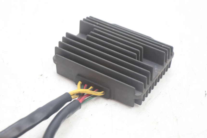 photo de REGULATOR ŁADOWANIA PEUGEOT SATELIS 125 (2013 - 2018) - Zbliżenie techniczne
