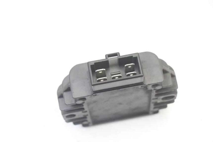 photo de REGULATOR ŁADOWANIA APRILIA SCARABEO GT TOURING 125 (1999 - 2005) - Zoom stanu zużycia