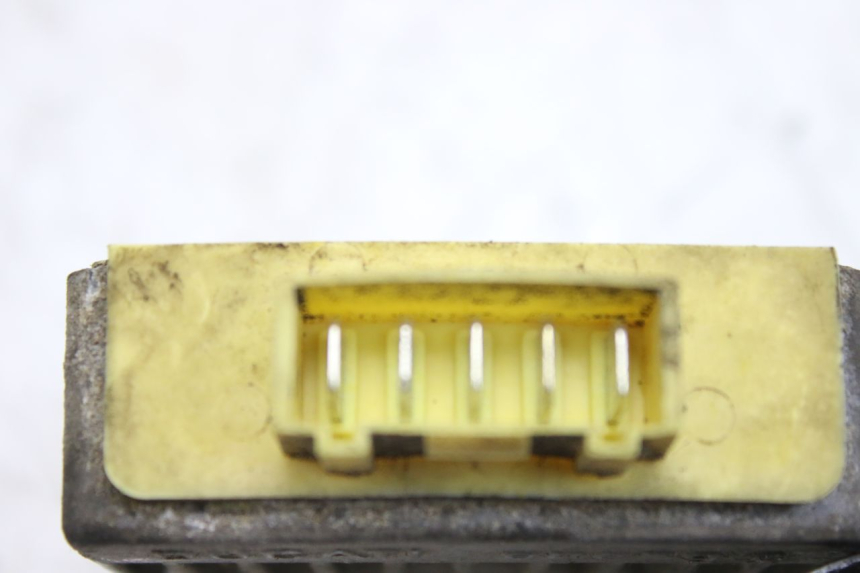 photo de REGULATOR ŁADOWANIA APRILIA SCARABEO 100 (2003 - 2012) - Zoom stanu zużycia