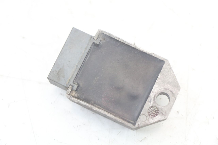 photo de REGULATOR ŁADOWANIA DERBI SENDA SM X-TREME 50 (2006 - 2010) - Zbliżenie techniczne