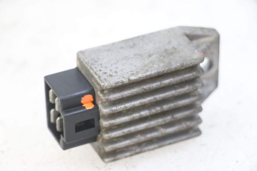 photo de REGULATOR ŁADOWANIA PEUGEOT SPEEDFIGHT 2 LC 50 (2000 - 2009) - Szczegół części