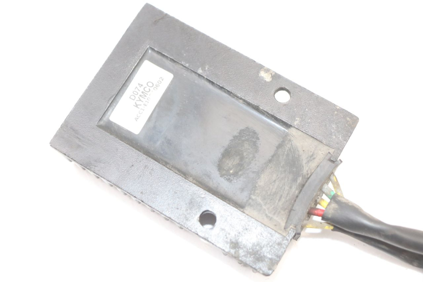 photo de REGULATOR ŁADOWANIA KYMCO SUPER 8 4T 50 (2021 - 2024) - Zbliżenie techniczne