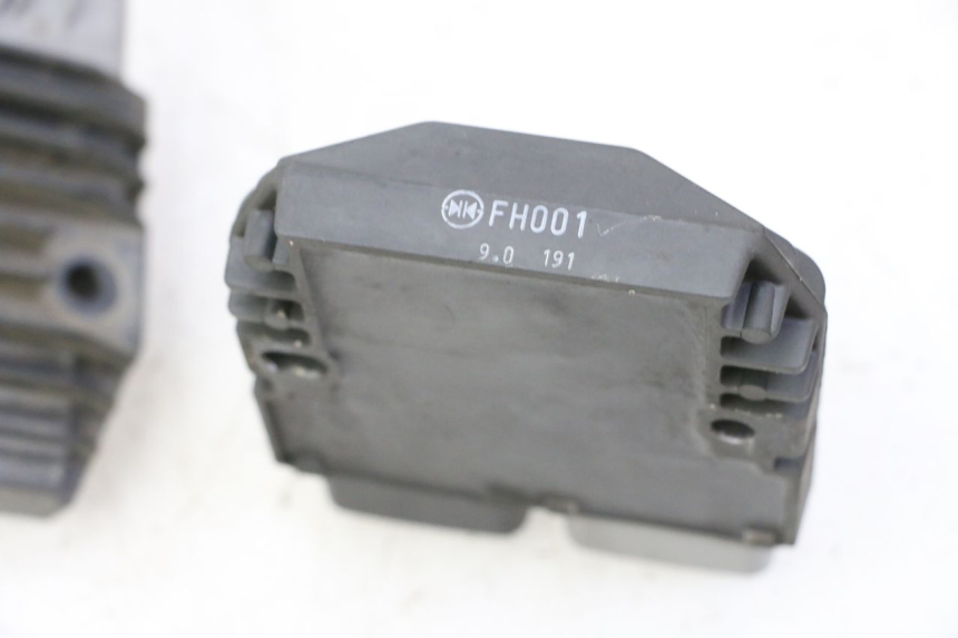 photo de REGULATOR ŁADOWANIA YAMAHA TDM ABS 900 (2002 - 2014) - Oznaczenia i referencje