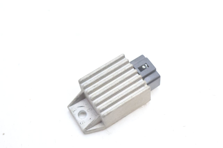 photo de REGULATOR ŁADOWANIA PEUGEOT TREKKER 50 (1995 - 2004) - Szczegół części