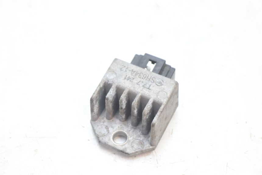 photo de REGULATOR ŁADOWANIA PEUGEOT TREKKER 50 (1995 - 2004) - Szczegół części
