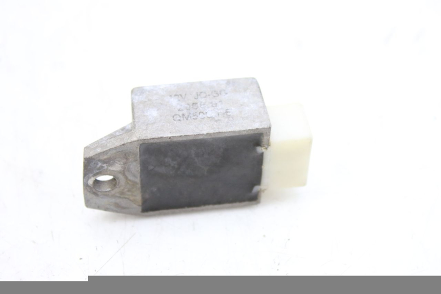 photo de REGULATOR ŁADOWANIA PEUGEOT V-CLIC VCLIC 50 (2007 - 2013) - Zbliżenie techniczne