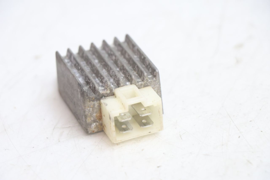 photo de REGULATOR ŁADOWANIA PEUGEOT V-CLIC VCLIC 50 (2007 - 2013) - Zoom stanu zużycia