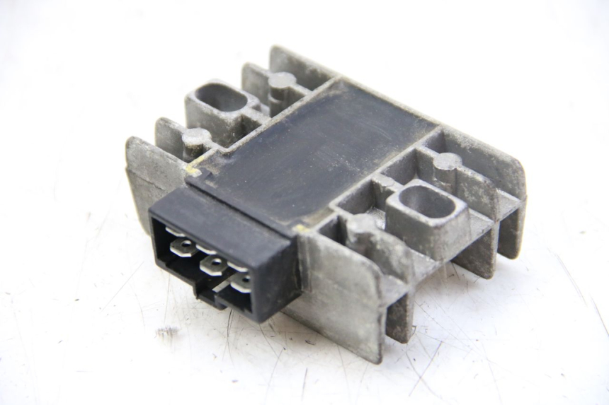 photo de REGULATOR ŁADOWANIA PIAGGIO VESPA GRANTURISMO 125 (2003 - 2007) - Zoom stanu zużycia