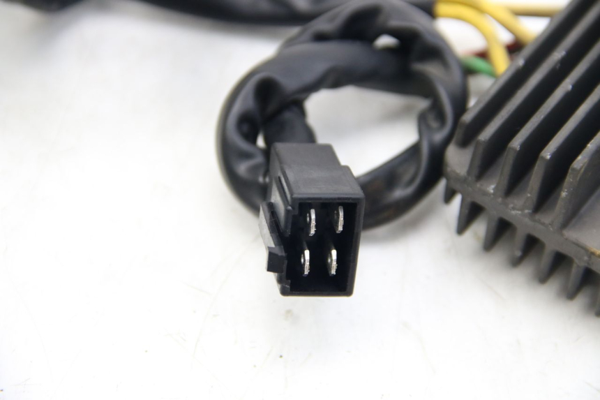 photo de REGULATOR ŁADOWANIA PIAGGIO VESPA GTS SUPER IE 125 (2009 - 2016) - Inny kąt widzenia