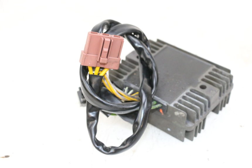 photo de REGULATOR ŁADOWANIA PIAGGIO VESPA GTS SUPER IE 125 (2009 - 2016) - Inny kąt widzenia