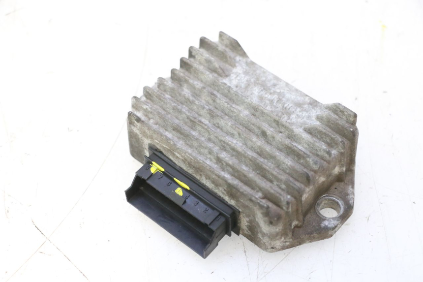 photo de REGULATOR ŁADOWANIA PIAGGIO VESPA LX 2T 50 (2005 - 2013) - Zbliżenie techniczne