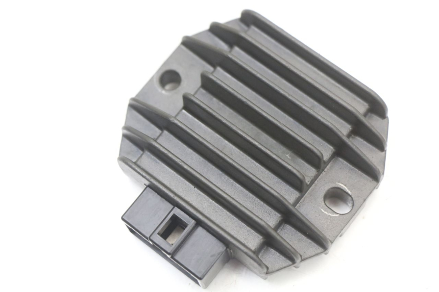 photo de REGULATOR ŁADOWANIA PIAGGIO VESPA LX 125 (2005 - 2010) - Zoom stanu zużycia