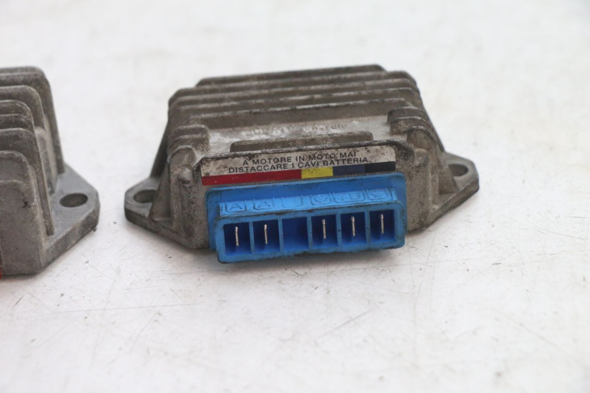 photo de REGULATOR ŁADOWANIA PIAGGIO VESPA PK FL 2T 50 (1990 - 1996) - Zoom stanu zużycia