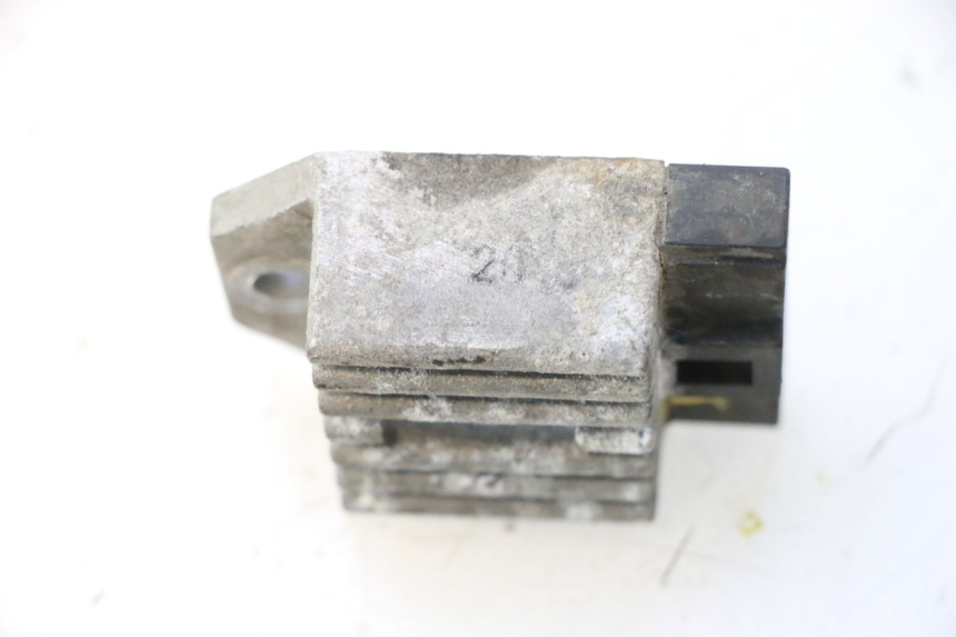 photo de REGULATOR ŁADOWANIA PIAGGIO VESPA PRIMAVERA 2T 50 (2013 - 2018) - Zbliżenie techniczne
