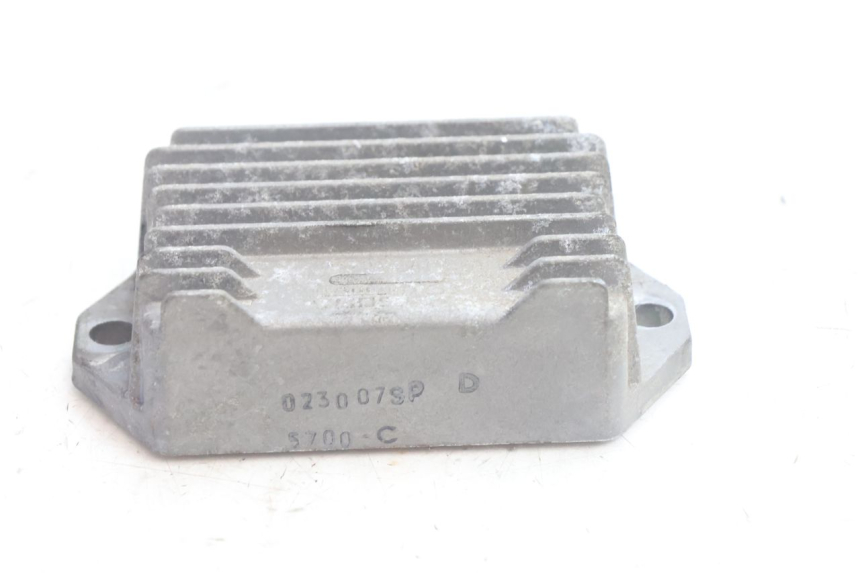 photo de REGULATOR ŁADOWANIA PIAGGIO VESPA S 2T 50 (2007 - 2014) - Zbliżenie techniczne