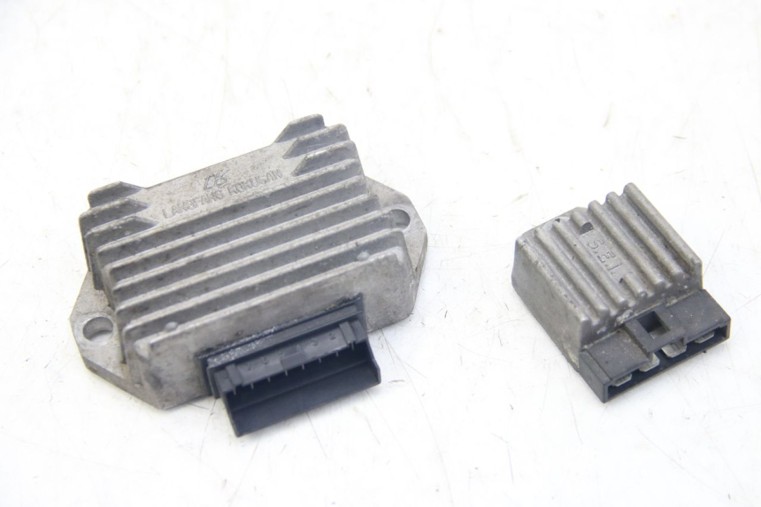 photo de REGULATOR ŁADOWANIA PIAGGIO VESPA SPRINT 2T 50 (2014 - 2018) - Zbliżenie techniczne