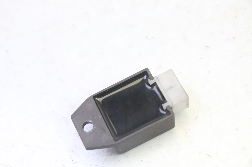 photo de REGULATOR ŁADOWANIA PEUGEOT VIVACITY NEW 2T 50 (2008 - 2017) - Zoom stanu zużycia