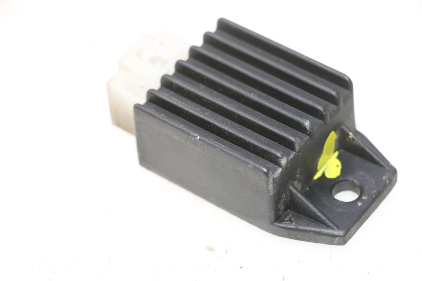 photo de REGULATOR ŁADOWANIA PEUGEOT VIVACITY NEW 2T 50 (2008 - 2017) - Zbliżenie techniczne