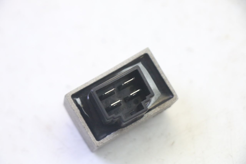 photo de REGULATOR ŁADOWANIA PEUGEOT VIVACITY NEW 4T 50 (2008 - 2017) - Zoom stanu zużycia