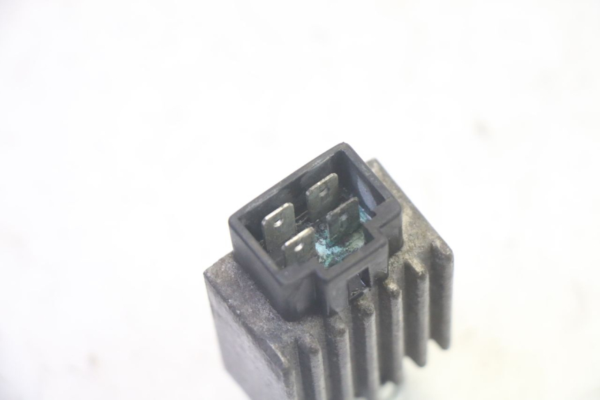 photo de REGULATOR ŁADOWANIA PEUGEOT VIVACITY 100 (1999 - 2008) - Zbliżenie techniczne