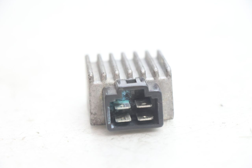 photo de REGULATOR ŁADOWANIA PEUGEOT VIVACITY 100 (1999 - 2008) - Zoom stanu zużycia