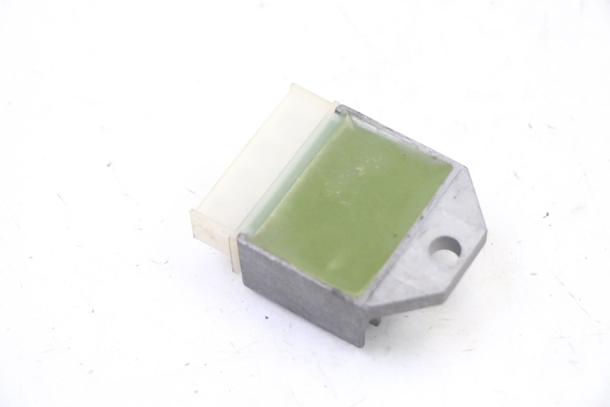 photo de REGULATOR ŁADOWANIA YAMAHA WHY 50 (1998 - 2000) - Inny kąt widzenia