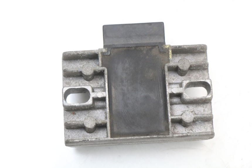 photo de REGULATOR ŁADOWANIA PIAGGIO X8 125 (2004 - 2007) - Zoom stanu zużycia