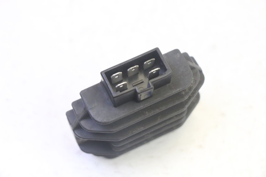 photo de REGULATOR ŁADOWANIA PIAGGIO X8 125 (2004 - 2007) - Zbliżenie techniczne