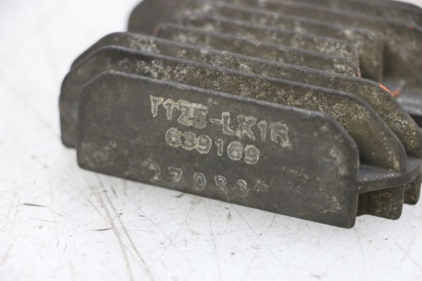 photo de REGULATOR ŁADOWANIA PIAGGIO X8 125 (2004 - 2007) - Inny kąt widzenia