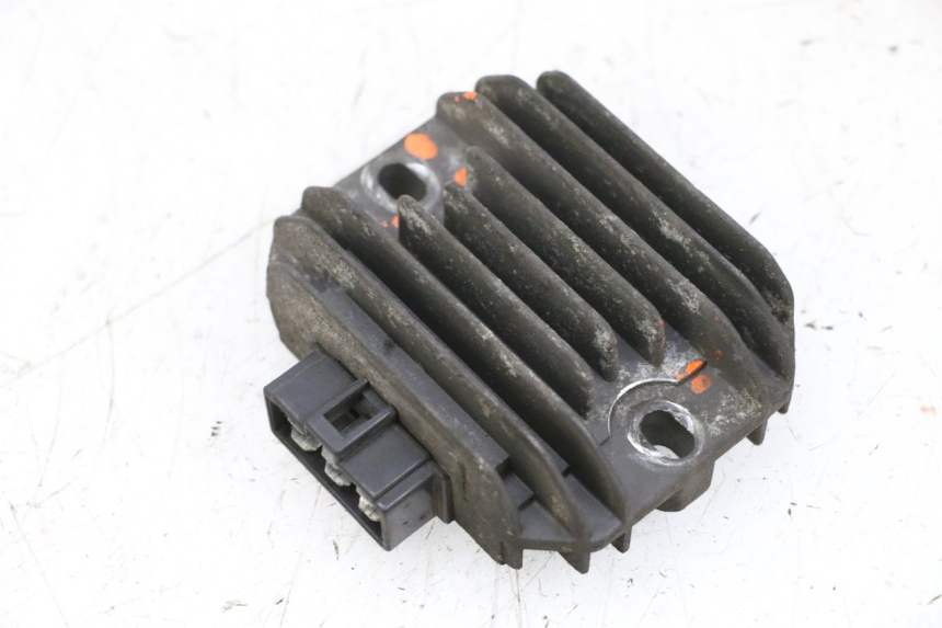 photo de REGULATOR ŁADOWANIA PIAGGIO X8 125 (2004 - 2007) - Zbliżenie techniczne