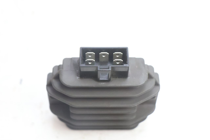 photo de REGULATOR ŁADOWANIA PIAGGIO X9 EVOLUTION 125 (2003 - 2007) - Zbliżenie techniczne