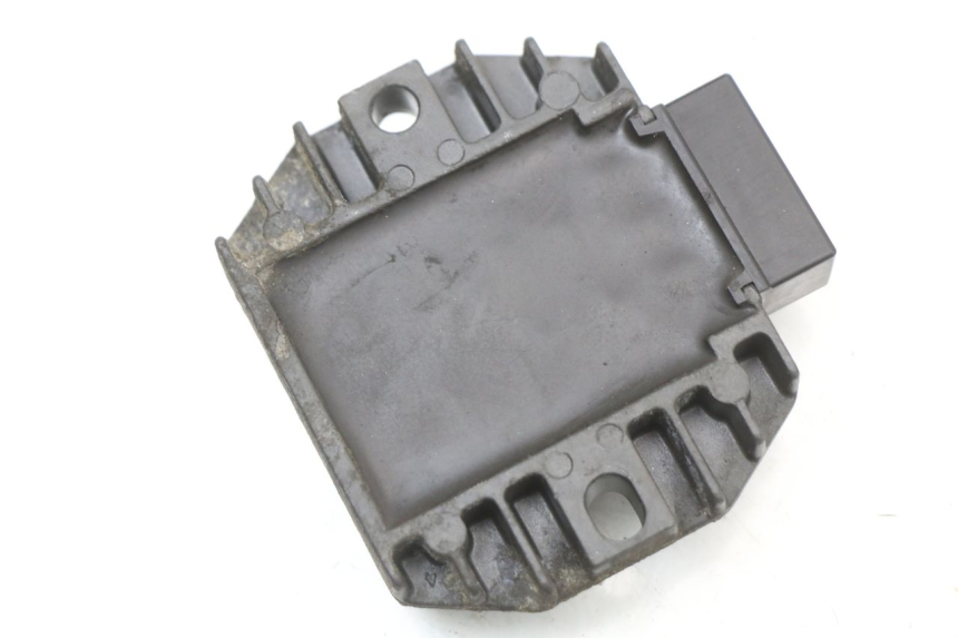 photo de REGULATOR ŁADOWANIA PIAGGIO X9 125 (2000 - 2003) - Zbliżenie techniczne