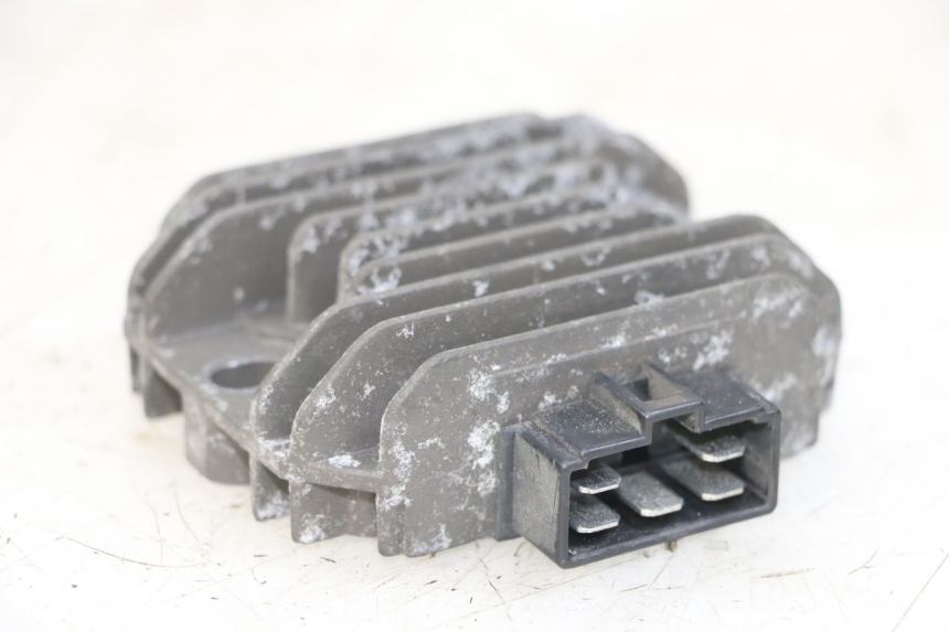 photo de REGULATOR ŁADOWANIA PIAGGIO XEVO - X EVO 125 (2007 - 2017) - Zbliżenie techniczne