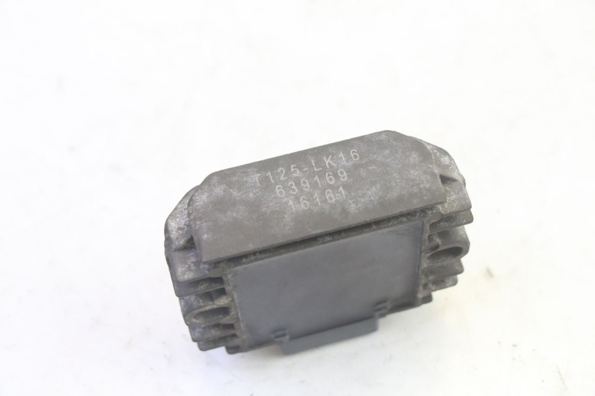 photo de REGULATOR ŁADOWANIA PIAGGIO XEVO - X EVO 125 (2007 - 2017) - Zbliżenie techniczne