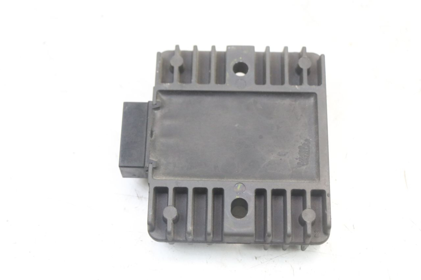 photo de REGULATOR ŁADOWANIA YAMAHA XJ6 ABS 600 (2008 - 2016) - Zbliżenie techniczne