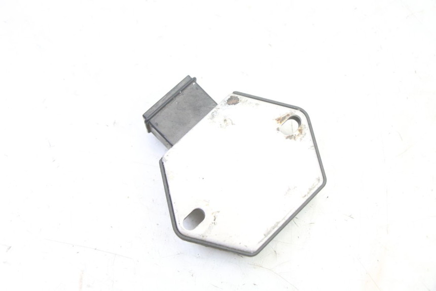 photo de REGULATOR ŁADOWANIA HONDA XLV VARADERO 125 (2000 - 2006) - Zbliżenie techniczne