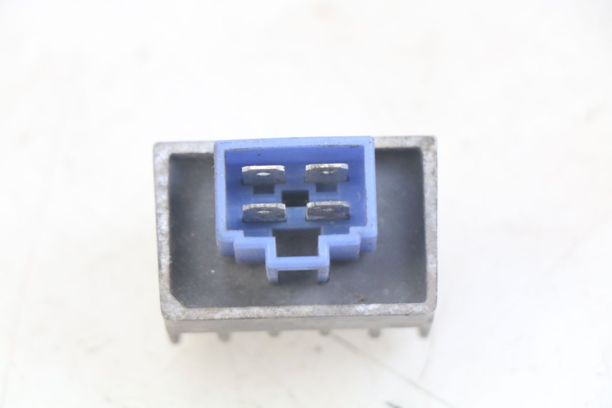 photo de REGULATOR ŁADOWANIA PEUGEOT XP6 50 (2006 - 2011) - Zoom stanu zużycia