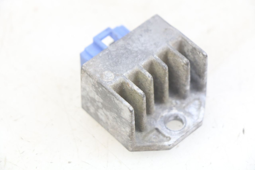 photo de REGULATOR ŁADOWANIA PEUGEOT XP6 50 (2006 - 2011) - Inny kąt widzenia