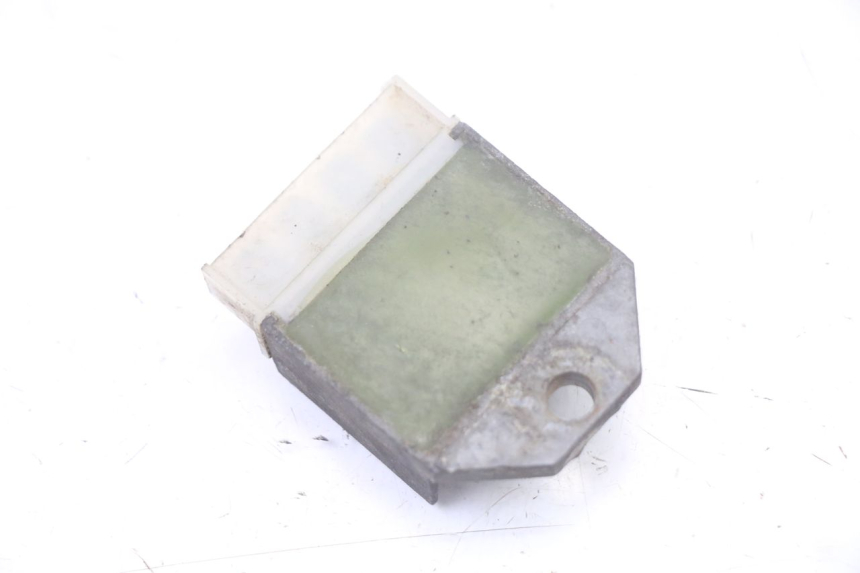 photo de REGULATOR ŁADOWANIA YAMAHA AEROX 50 (1997 - 2006) - Inny kąt widzenia