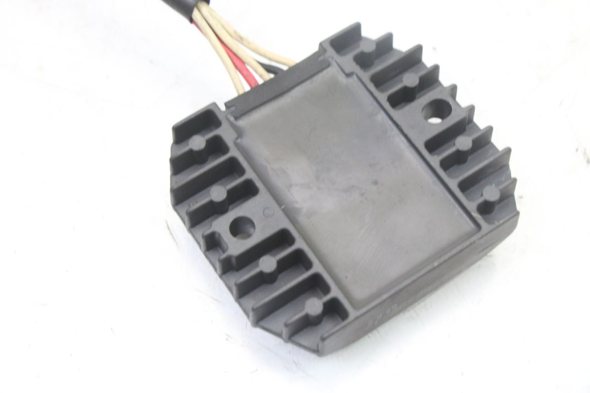 photo de REGULATOR ŁADOWANIA YAMAHA FZS FAZER 600 (2001 - 2003) - Zbliżenie techniczne
