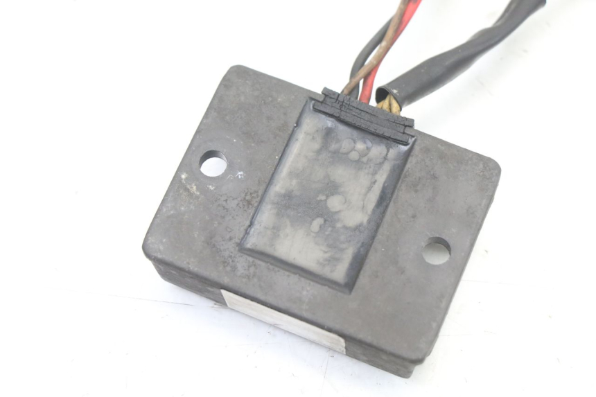 photo de REGULATOR ŁADOWANIA YAMAHA SR 125 (1982 - 2003) - Zbliżenie techniczne