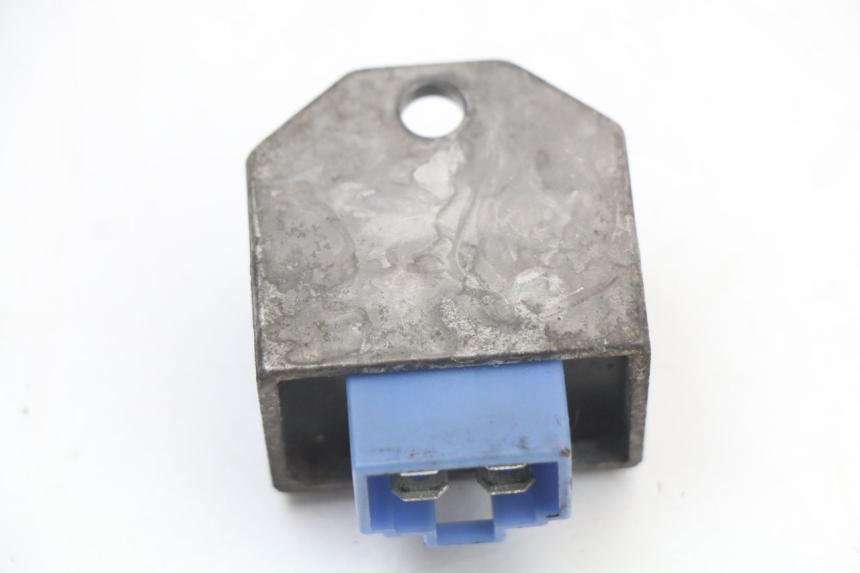 photo de REGULATOR ŁADOWANIA YAMAHA YN NEO'S 50 (1997 - 2004) - Zbliżenie techniczne