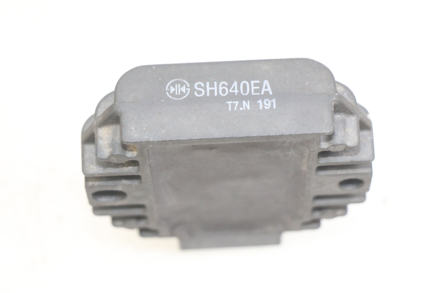 photo de REGULATOR ŁADOWANIA YAMAHA YP MAJESTY 125 (1998 - 2001) - Szczegół części