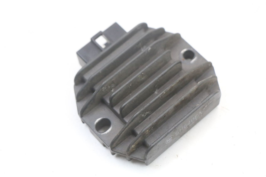 photo de REGULATOR ŁADOWANIA YAMAHA YP MAJESTY 125 (2002 - 2006) - Szczegół części