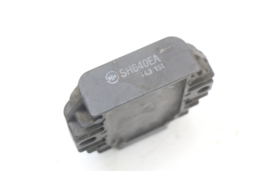 photo de REGULATOR ŁADOWANIA YAMAHA YP MAJESTY 125 (2002 - 2006) - Zbliżenie techniczne