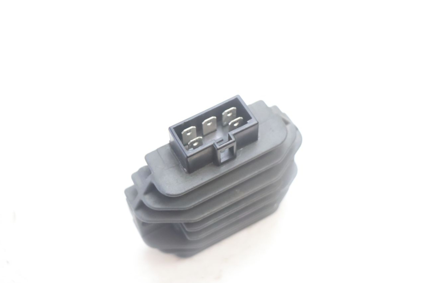 photo de REGULATOR ŁADOWANIA YAMAHA YP MAJESTY 125 (2007 - 2010) - Zbliżenie techniczne