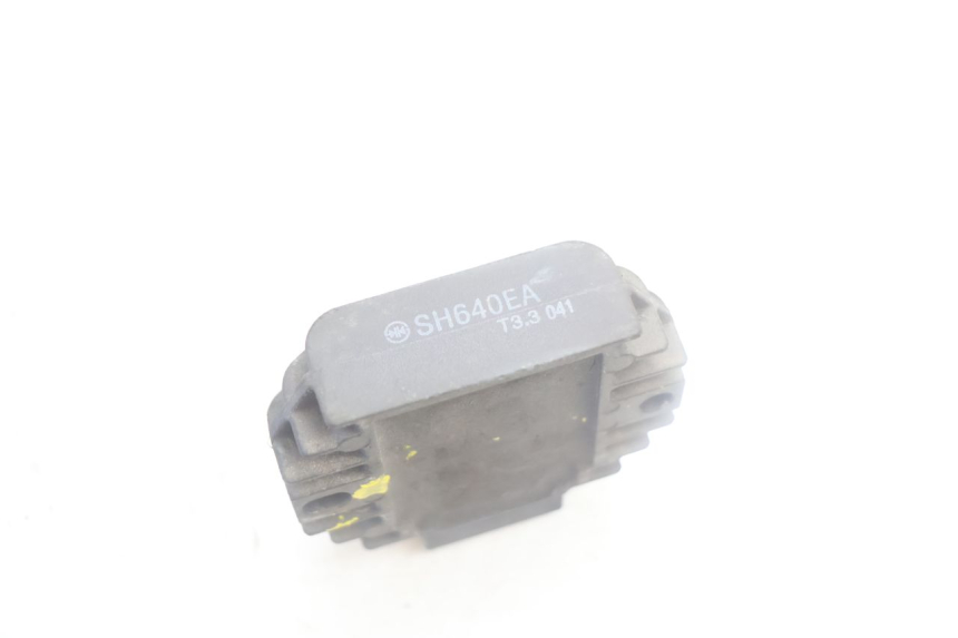 photo de REGULATOR ŁADOWANIA YAMAHA YP MAJESTY 125 (2002 - 2006) - Zbliżenie techniczne